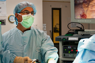 Scott Helton, MD, director, Liver, Pancreatic, and Biliary Surgical Center of Excellence, performing a laparoscopic splenectomy.